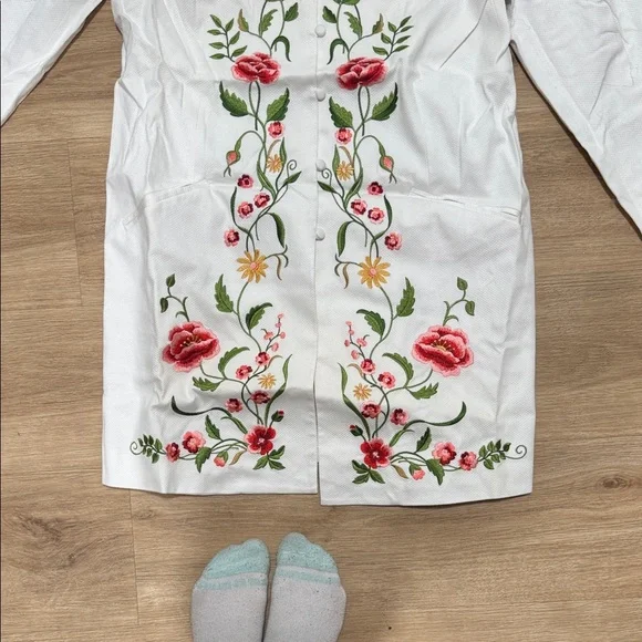 Victor Costa White Blouse with Red and Green Embroidery - Picture 5 of 6